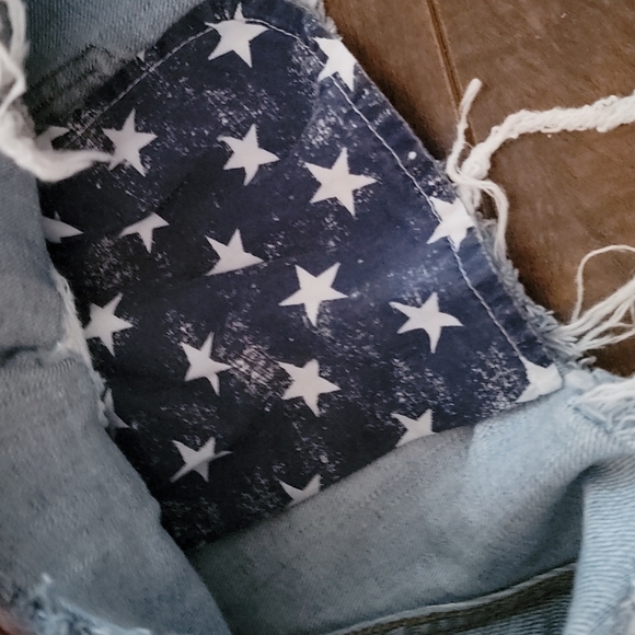 ❤️ Old Navy American Flag Boyfriend Distressed Shorts - Picture 5 of 6